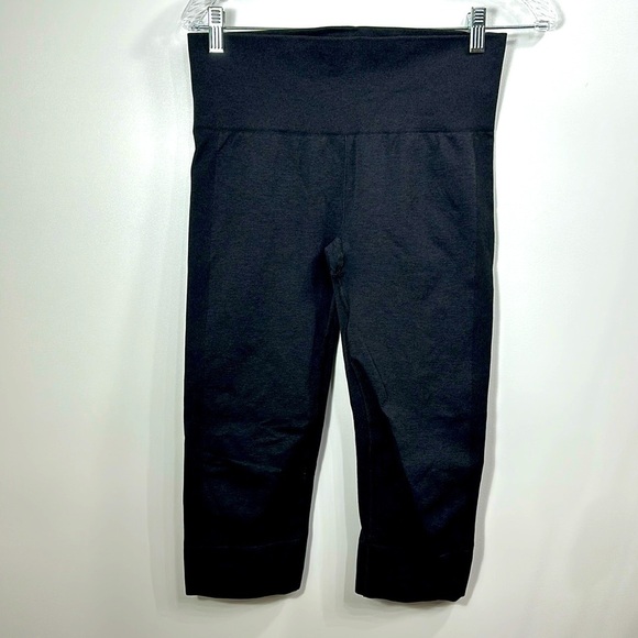 Lululemon Seamlessly Street Black Crop Pants Size 8 - Picture 1 of 9